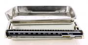 Lote 15 - BALANÇA COZINHA VINTAGE - Balança anos 60 da marca Vesta fabricada na Alemanha, para pesagens até 12,5 kg, em branco com tabuleiro em inox (com bica). Dim: 10x33x23 cm. Nota: sinais de uso