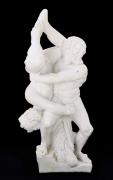 Lote 26 - ESTATUETA LUTADORES CLASSICOS - Estatueta em pedra com elementos de sílica representando uma luta de 2 homens nus estando um com uma coroa. Peça assinada. Dim: 24 cm. Nota: algumas falhas