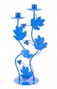Lote 385 - CASTIÇAL EM METAL - Para duas velas. Decoração relevada de tonalidade azul, com motivos vegetalistas, representando parras e uvas. Dim: 33x11 cm. Nota: sinais de manuseamento