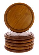 Lote 126 - TÁBUAS PARA QUEIJO - Conjunto de 6 tábuas de formato circular em madeira escurecida. Dim: 26 cm. Nota: sinais de manuseamento