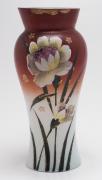 Lote 10 - JARRA EM VIDRO OPALINO - jarra balaústre em vidro opalino pintada à mão a vermelho na parte superior e com flor, com detalhes dourados. Dimensão: 28 cm de altura. Pequenas marcas