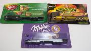 Lote 58 - CAMIÕES MINIATURA - conjunto de três camiões publicitários em miniatura provenientes da Alemanha, com publicidade a produtos alimentares ou marcas globalmente conhecidas (Milka, Iglo e McCain), edições limitadas. Os camiões estão nas caixas de origem, nunca abertas. Dimensão: 19,5 cm (os camiões) e 23 cm de comprimento (as embalagens). Embalagens com sinais de armazenamento