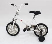 Lote 123 - BICICLETA CRIANÇA - Bicicleta de criança com rodas laterais de cor branca. Dim: 66 x 80 x 40 cm. Nota: sinais de uso e armazenamento, oxidação.