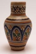 Lote 173 - JARRA - de formato bojudo, em cerâmica policromada pintada à mão com elementos florais e geométricos. Dimensão: 17 cm de altura. Bom estado