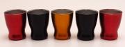 Lote 200 - CONJUNTO DE CHÁVENAS - cinco chávenas de café em vidro com revestimento policromado metalizado (preto, vermelho e laranja). Dimensão: 7 cm de altura. Pequenas lacunas na policromia