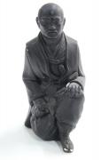 Lote 217 - ESTATUETA de figura masculina asiática (Samurai) em porcelana pintado de preto com 17 cm de altura