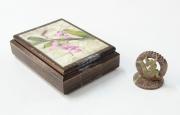 Lote 219 - CAIXA em madeira com tampa com desenho floral com 19x14x6 cm e peça decorativa em pedra sabão com motivo asiático com 7 cm de alrtura