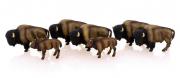 Lote 13 - CONJUNTO DE BISONTES AMERICANOS - Composto por 7 miniaturas em plástico da marca "Schleich" (Germany) - colecção 2004, sendo 5 bisontes e duas crias. Dim: 7 cm de altura (maior). Decoração policromada. Nota: como novos