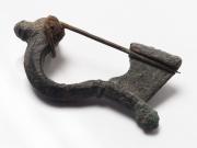 Lote 13 - FIBULA ROMANA - Em bronze. Sec. III / IV . Dimensões: 5,5 cm. Proveniente do norte de Portugal