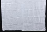 Lote 74 - TOALHA DE MESA EM LINHO ADAMASCADO DE GRANDES DIMENSÕES - Toalha em tecido branco de linho adamascado de padrão floral. Dim: 180x230 cm. Nota: poucos sinais de uso
