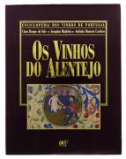 Lote 1008 - OS VINHOS DO ALENTEJO - ENCICLOPÉDIA DOS VINHOS DE PORTUGAL, LIVRO - Por Clara Roque do Vale, Joaquim Madeira, António Homem Cardoso. Editora: Chaves Ferreira Publicações, 1996. Dim: 32x25 cm. Encadernação cartonada em tela com ferros a seco e sobrecapa. Profusamente ilustrado. Nota: exemplar bem estimado