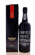 Lote 2779 - PORTO KOPKE VINTAGE 1997 - Garrafa de Vinho do Porto, (750ml - 20%vol). Em caixa de cartão. Nota: garrafa idêntica à venda por € 108. Consultar valor indicativo https://iportwine.com/pt/vinhos-porto/kopke-vintage-1997/