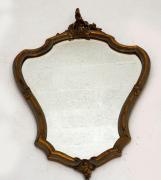 Lote 4037 - ESPELHO - espelho de parede biselado de silhueta recortada com moldura com aletas e rematada com folhas de acanto em relevo em madeira folheada a ouro. Dimensão: 76x49 cm. Bom estado geral