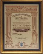 Lote 4055 - TÍTULO DE 1 AÇÃO DE 10$00 DA EMPRESA DE COMÉRCIO E HOTELARIA - Sociedade Anónima de Responsabilidade Limitada, Sede no Porto, Capital Esc. 750$00, dividida em 75.000 ações de Esc. 10$00 sendo 70.000 ordinárias e 5000 preferenciais, titulo de uma açao de 10$00, nº 66346 (ação ordinária), emitida em Porto a 26 de Março de 1955, assinada. Com moldura em madeira. Dimensão: mancha 27x20,5 cm, moldura 33x26 cm. Bom estado