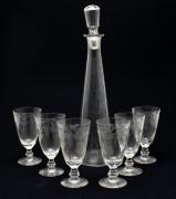 Lote 4082 - CONJUNTO DE CÁLICES - seis cálices de vinho em vidro trabalhado com motivos geométricos intrincados. Dimensão: 13,5 cm de altura. Sinais de uso, pequenas esbeiçadelas