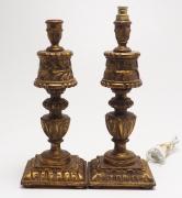 Lote 4111 - CANDEEIROS - par de candeeiros em madeira entalhada com motivos vegetalistas folheados a dourado, de base quadrada. Dimensão: 38 cm de altura. Um candeeiro sem casquilho e sem fio