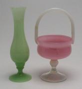 Lote 4142 - VIDRO OPALINO - jarra solitário em vidro opalino verde e taça com pé e pega em vidro opalino de cor rosa e pega branca. Dimensão: 21,5 cm e 22 cm de altura. Bom estado geral