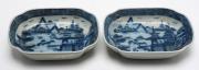 Lote 4172 - PORCELANA CHINESA - Par de covilhetes em porcelana chinesa, United Wilson, com decoração em tons de azul ao estilo cantão. Med: 3x13x9 cm. NOTA: marcadas na base
