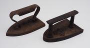 Lote 4292 - FERROS VINTAGE - dois ferros de finais do século XIX, início do XX, um deles marcado. Dimensão: 8,5x7,5x14,5 cm e 7x9x15 cm. Sinais de uso, oxidação