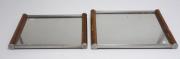 Lote 4310 - TABULEIROS ART DECO - dois tabuleiros Art Deco com fundos revestidos a espelho, e pegas em madeira e alumínio. Dimensão: 30x21,5 cm e 33x24,5 cm. Sinais de uso