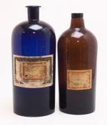 Lote 4312 - FRASCOS DE FARMÁCIA - dois frascos vintage de farmácia, em vidro azul e em vidro castanho, sem tampa, da Farmácia Moledo. Dimensão: 34 cm e 36 cm de altura. Sinais de uso
