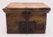 Lote 4384 - BAÚ ANTIGO - pequeno baú antigo em madeira de castanho, com ferragens em ferro. Dimensão: 24x36x30 cm. Falhas, orifícios xilófagos