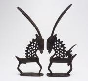 Lote 4478 - ARTE AFRICANA, BAMBARA - par de esculturas em bronze, Ci Wara, Etnia Bambara (Mali). Objetos de ritual de iniciação com representção de antílopes. Dimensão aprox. 32x24 cm