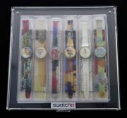 Lote 6 - SWATCH, SET DE RELÓGIOS DE PULSO - Modelo Art4Pack, originais. 6 relógios de pulso. Caixas em plástico com 34 mm e braceletes plástico. Movimento de quartzo. Set idêntico à venda por € 240. Nota: em embalagem especial com estampas dos artistas. Com caixas e documentos. A funcionar. Consultar valor indicativo em https://www.custojusto.pt/lisboa/malas-calcado-acessorios/swatch-artists-set-art4pack-11959184