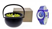 Lote 15 - SWATCH, RELÓGIO DE PULSO - Modelo Witch Party GP900 , original. Caixa em plástico com 34 mm e bracelete em plástico. Movimento de quartzo. Relógio idêntico à venda por € 85. Funções de Retroiluminação, Data e Loomi. Nota: em embalagem especial em forma de caldeirão, com documentos, a funcionar. Consultar valor indicativo em https://www.watchpapst.de/de/witch-party.html