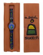 Lote 20 - SWATCH, RELÓGIO DE PULSO - Modelo A Escola GK333, original. Caixa em plástico com 34 mm e bracelete em plástico. Movimento de quartzo. Relógio idêntico à venda por € 250. Nota: em embalagem especial de tijolo, com documentos. A funcionar. Embalagem partida na tampa. Consultar valor indicativo em https://www.squiggly.pt/pt/swatch-stone-brick-escola-gk333pack2.htm