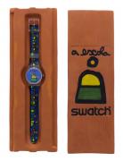 Lote 24 - SWATCH, RELÓGIO DE PULSO - Modelo A Escola GK333, original. Caixa em plástico com 34 mm e bracelete em plástico. Movimento de quartzo. Relógio idêntico à venda por € 250. Nota: em embalagem especial de tijolo, a funcionar. Consultar valor indicativo em https://www.squiggly.pt/pt/swatch-stone-brick-escola-gk333pack2.htm