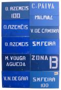 Lote 3 - CONJUNTO DE PLACAS DAS CAMIONETAS DE CARREIRA - Composto por 24 placas em metal com destinos como: Lisboa; A. A. Velha; V.N. de Gaia; O. Azeméis; Zona B, entre outros. Acondicionadas em caixa metálica com reprodução relevada da "Ronda da Noite" de Rembrandt. Dim: 7x31x23 cm (caixa). Nota: falhas e defeitos. Caixa com oxidação