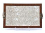 Lote 13 - BANDEJA - De formato rectangular, aro em madeira lacada, tampo com vidro espelhado e com pegas em latão. Dim: 55x35 cm. Nota: sinais de uso e armazenamento