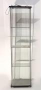 Lote 15 - VITRINE, IKEA - Estrutura com porta em vidro,com base em madeira. Eletrificada. Dimensões: 163x40x35 cm. Sinais de uso, não testada, desgaste e falhas pontuais, sem ficha