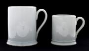 Lote 6 - VISTA ALEGRE, CANECAS - Conjunto de 2 canecas em porcelana com decoração monocroma branca. Marca Nº 22 (1881-1921). Dim: 15x11 cm e 11x9 cm respectivamente. Nota: sinais de uso