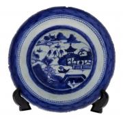 Lote 8 - PRATO EM PORCELANA DA CHINA - Reinado Jiaqing (1796-1820). Prato com decoração a azul "Cantão". Dim: 22,5 cm. Nota: sinais de uso, esbeiçadelas no bordo e cabelos