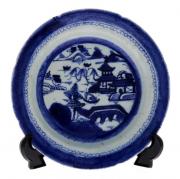 Lote 10 - PRATO EM PORCELANA DA CHINA - Reinado Jiaqing (1796-1820). Prato fundo de formato recortado com decoração a azul "Cantão". Dim: 22 cm. Nota: sinais de uso, esbeiçadelas na aba e cabelos
