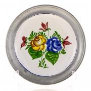 Lote 64 - PRATO EM CERÂMICA - Decoração floral policromada e bordo em estanho. Dim: 24 cm. Nota: sinais de uso, marcado Ulmer Keramik