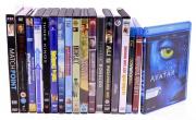 Lote 70 - CONJUNTO DE DVD`S / BLU-RAY ORIGINAIS DE FILMES - Composto por 18 dvd`s de cinefilia diversa, entre os quais: "Avatar"; "Antárctida da Sobrevivência ao Resgate"; "Borat"; "Match Point"; "Planeta Ronaldo"; "Three Kings"; "What Woman Want", entre outros. Nota: 1 dvd em embalagem selada. Não testados. Os dvd's podem apresentar sinais de manuseamento, riscos ou defeitos