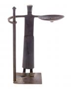 Lote 116 - CASTIÇAL NEOGÓTICO EM FERRO, SÉC. XIX/XX- Com figura de guerreiro do Séc. XII. Dim. 30x22x17cm. Nota: Sinais de uso.