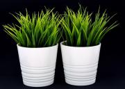 Lote 138 - FLOREIRAS E VASOS COM PLANTAS ARTIFICIAIS - Conjunto ornamental, composto por par de floreiras brancas em cerâmica e par de vasos com plantas artificiais. Dim: 11 cm de altura (floreiras) e 20 cm de altura (plantas). Nota: sem uso. Consultar em http://www.darden.pt