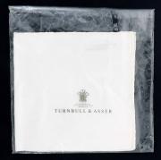 Lote 159 - TURNBULL & ASSER, LENÇO DE BOLSO EM SEDA - Made in England, modelo de homem em tecido 100% seda branco pérola, padrão liso. Com pvp de € 75. Dim: 40x40 cm. Nota: como Novo, sem uso, em embalagem original. Consultar valor indicativo em http://turnbullandasser.eu/pocket-square-wh-plain-hrl-wh-1