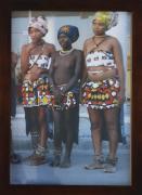 Lote 185 - MULHERES AFRICANAS - Fotografia a cores, motivo "Três Mulheres Africanas". Dim: mancha 29x20 cm. Dim: moldura 33x24 cm