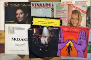 Lote 5 - DISCOS DE VINIL, MÚSICA DIVERSA - Conjunto de 25 discos de 33 rpm, música portuguesa e internacional, diversos autores, editoras, épocas e géneros, tais como "Rubinstein Chopin", "Joly Braga Santos", "Roméo & Juliette", "Neil Diamond", "Carlos do Carmo - Um Homem na Cidade", entre outros. Dim: 31x31 cm. Nota: sinais de uso e manuseamento