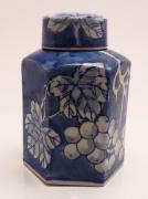 Lote 45 - POTE - pote em porcelana de formato sextavado com decoração azul de uvas e parras. Dimensão: 16 cm de altura. Bordo com ligeiro defeito