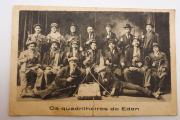 Lote 96 - FOTOGRAFIA DE 1918 - Quadrilheiros do Éden - Cartão com foto dos "Quadrilheiros do Eden" e no verso escudo do "Reino da Traulitania", período Dezembrista (1918) no da República.