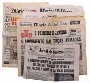 Lote 2 - CONJUNTO DIVERSO DE JORNAIS DA MADRUGADA DO DIA 25 PARA 26 DE ABRIL DE 1974 - Composto por 7 jornais, tais como: Diário De Notícias; O Século; República; A Capital; Jornal Do Comércio; Diário De Lisboa; O Primeiro De Janeiro; E Diário Popular. Nota: sinais de manuseamento e ligeiras falhas