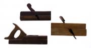 Lote 5 - FERRAMENTAS ANTIGAS, PLAINAS - Conjunto de 3 plainas de marceneiro em madeira e ferro. Dim: 28 cm de comprimento (maior). Nota: sinais de uso, falhas, uma sem lâmina