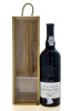 Lote 2002 - PORTO YTAYLOR'S VINTAGE 1994 - Garrafa de Vinho do Porto ,Vintage 1994, Engarrafado em 1996, Taylor Fladgate & Yeatman, Vila Nova de Gaia, (750ml - 20%vol.). Nota: garrafa idêntica à venda por € 224. Em caixa de madeira original. Consultar val