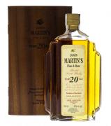 Lote 2004 - WHISKY JAMES MARTIN'S 20 ANOS - Garrafa de Whisky, Fine & Rare, Blended Scotch Whisky, Escócia (700ml - 43%vol). Nota: garrafa idêntica à venda por € 418,20. Em caixa de madeira original, com certificado. Consultar valor indicativo em https://www.winershop.com/en/blended/3877-whisky-james-martin-s-20-anos-5010494080285.html